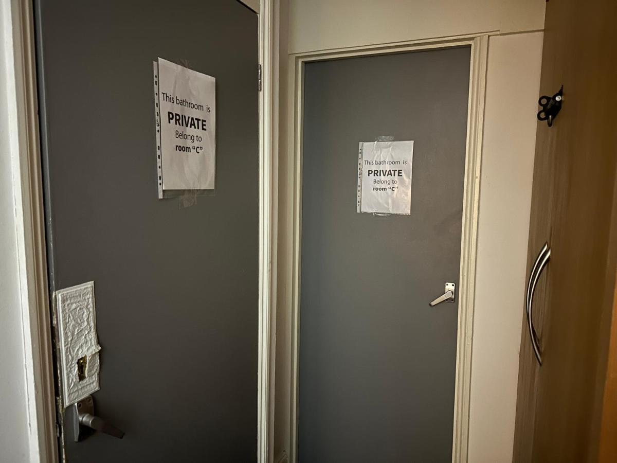 Acomodação com café da manhã  2 Mins To Euston Station, Triple Bedroom With Private Bathroom C Londres