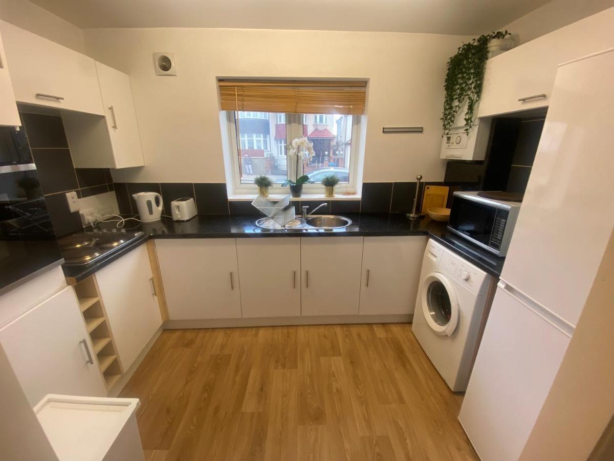 Private House With Free Park For Group Near Wembley Station Ferienhaus London