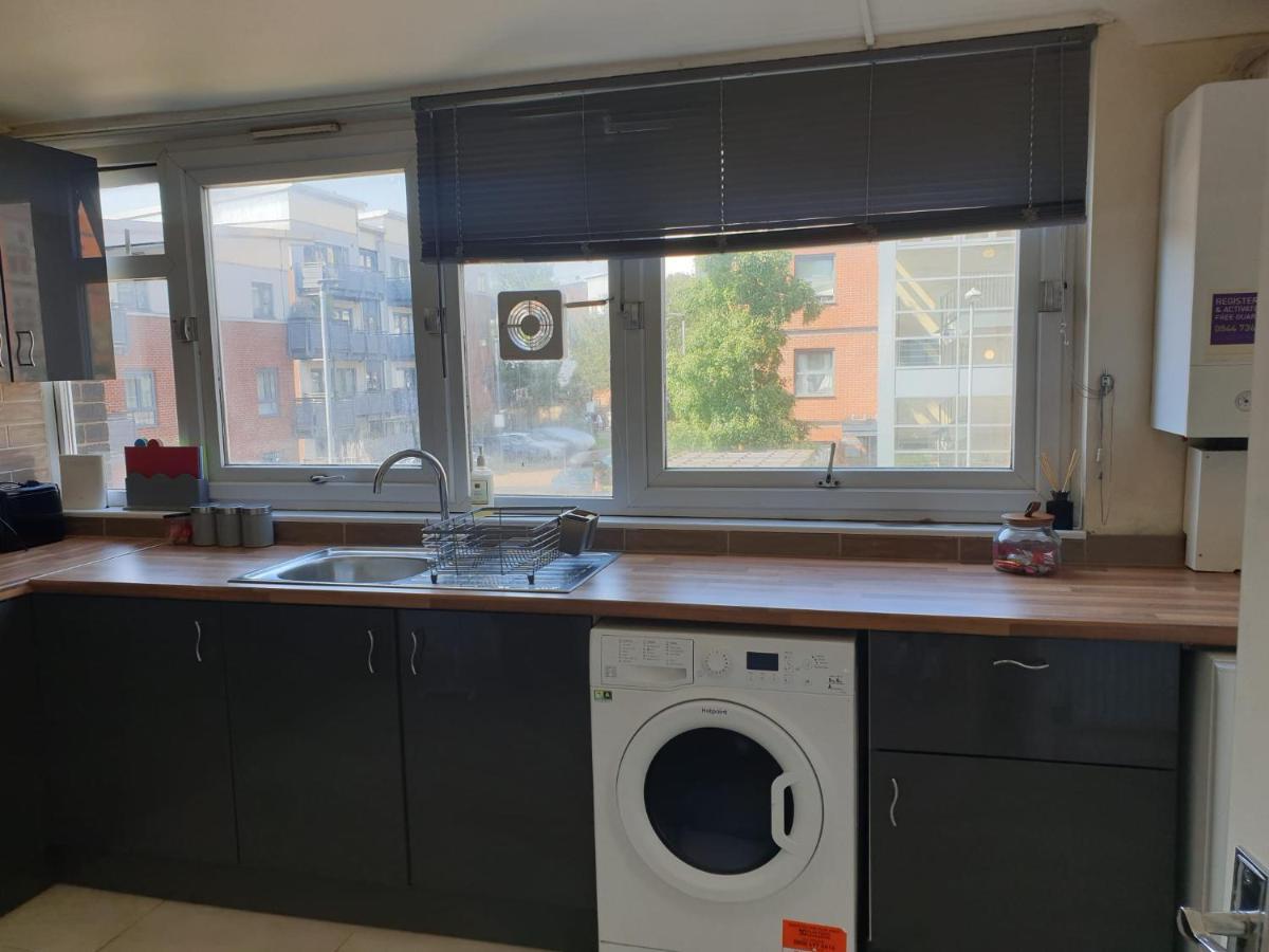 Stylish 4 Bedroom Flat Apartment *