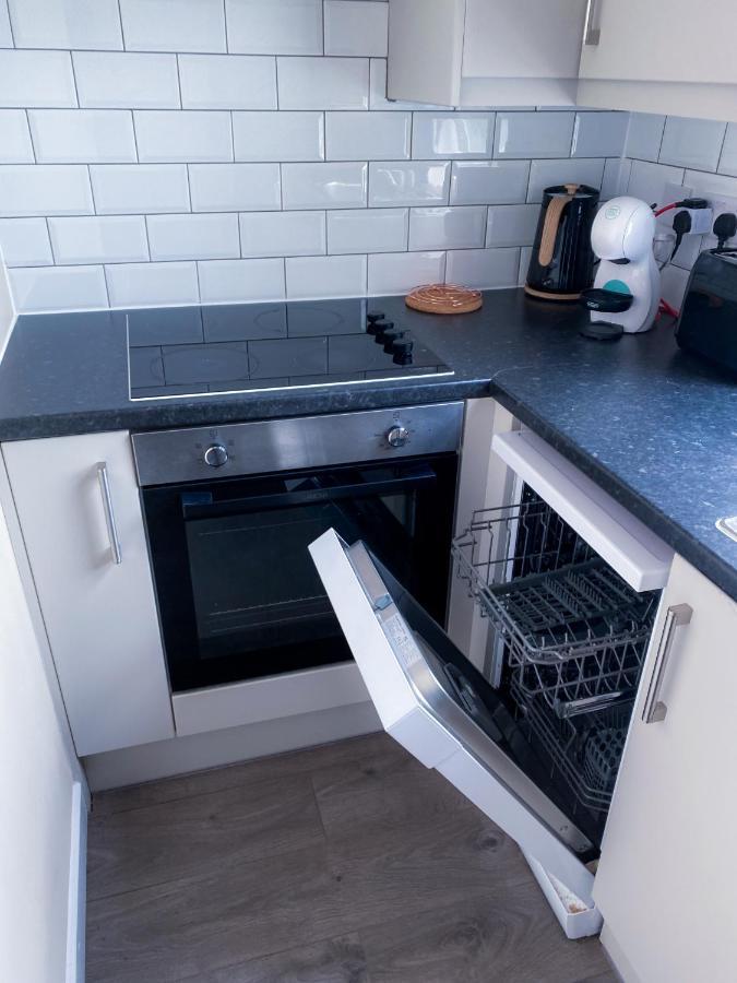 Stylish 1 Bedroom Flat In Wood Apartment *