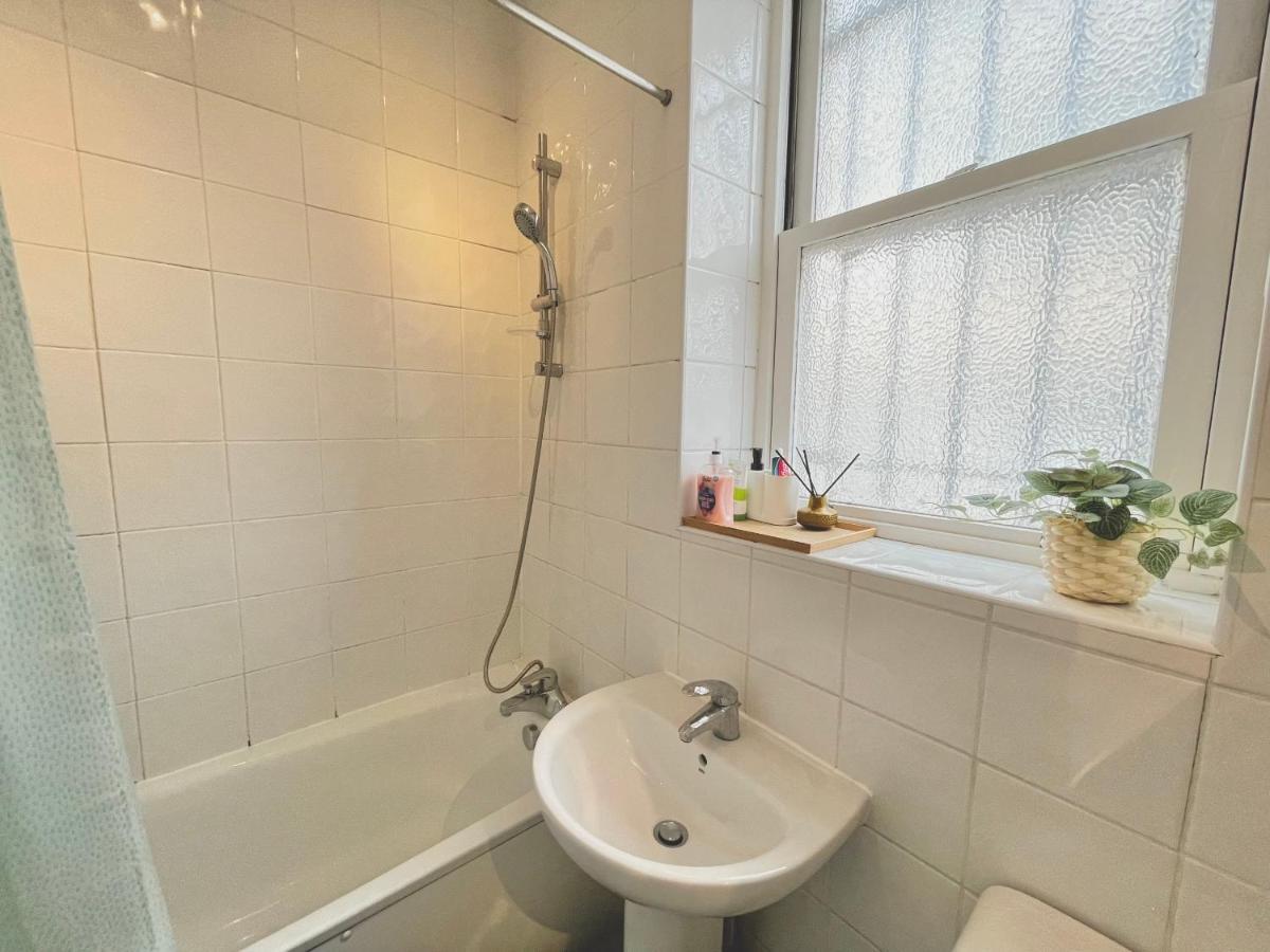 Archway Station Big Bedroom Flat * London