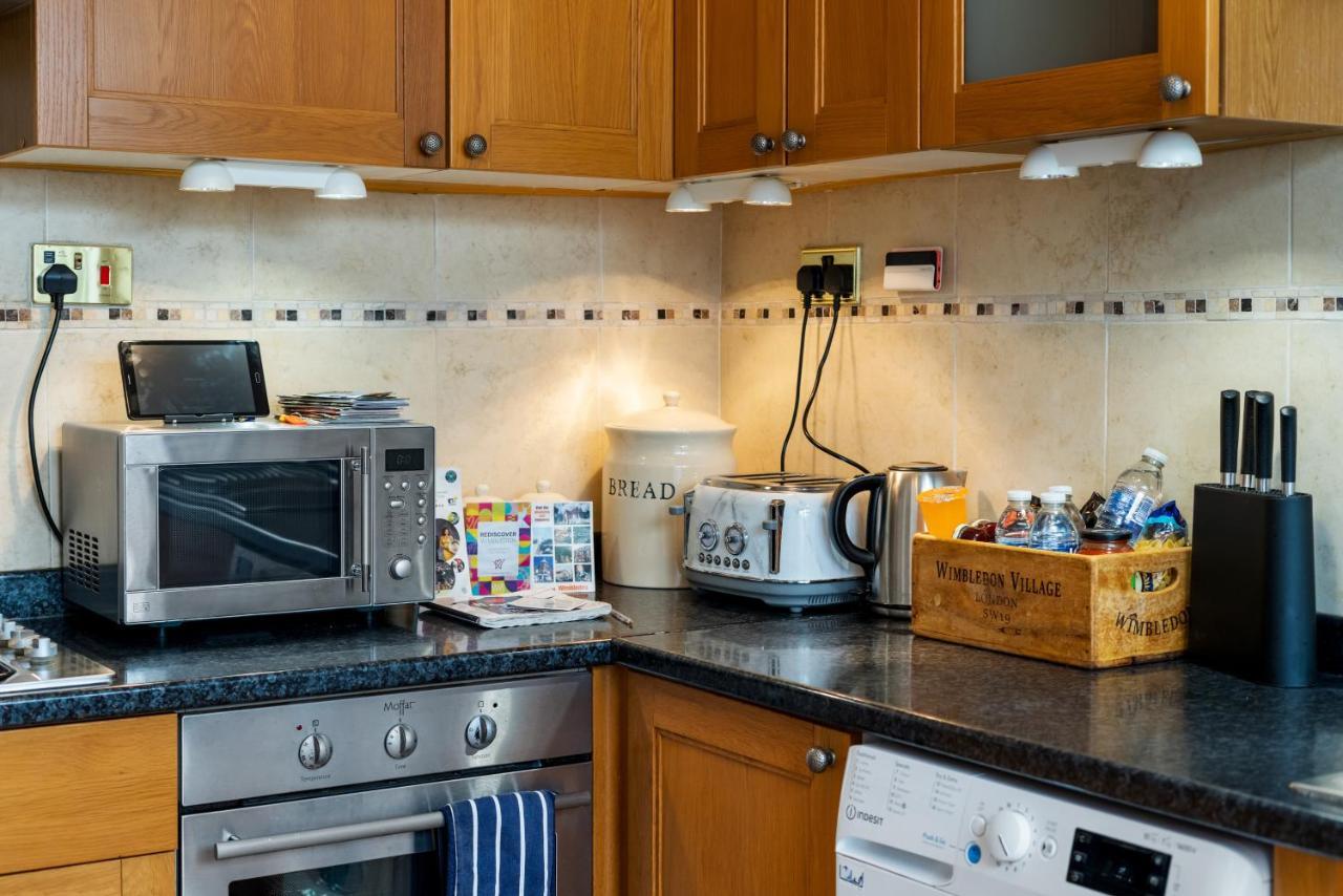 Lovely Garden In Wimbledon Town Centre With Private Parking By Wimbledon Lets London