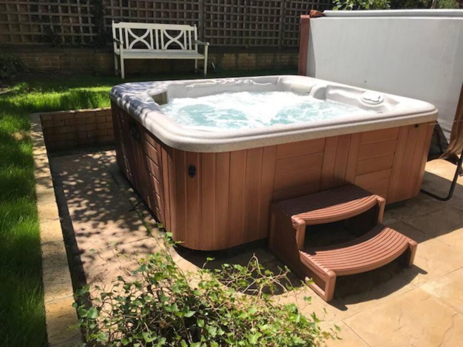Holiday home Wimbledon Tennis House With Hot Tub; 4 Minute Walk London