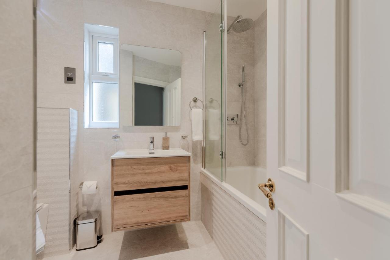 Central, Stylish And Spacious 4 Bedroom House 2,5 Bathrooms In Shepherd's Bush Apartment