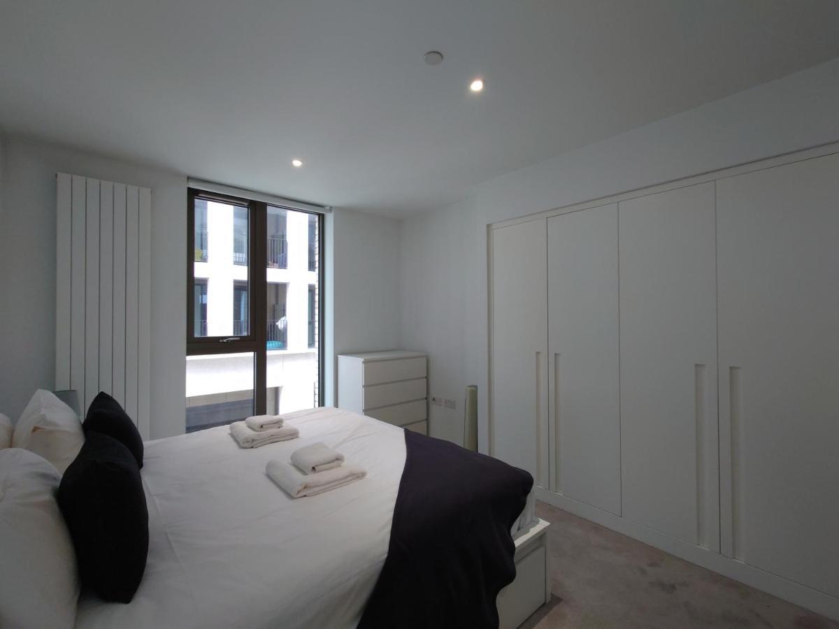 Fully Serviced One Bed In Royal Wharf Apartment *