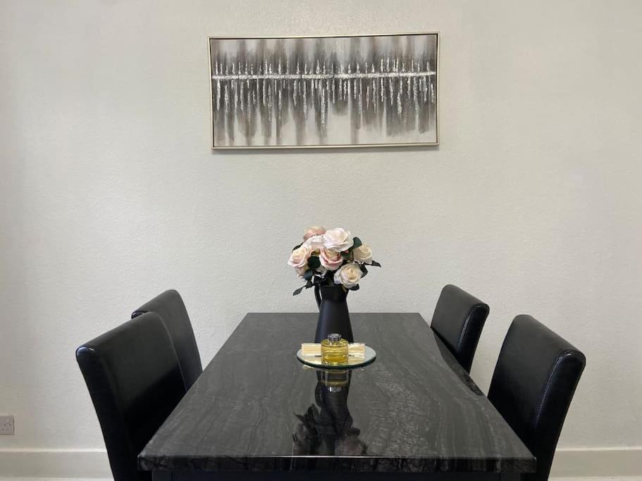 2 Bedroom Flat In Apartment
