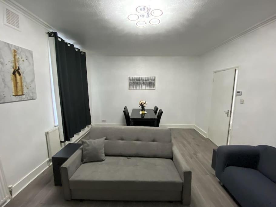 2 Bedroom Flat In Apartment London