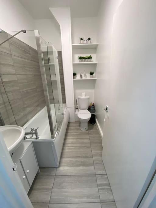 2 Bedroom Flat In * London