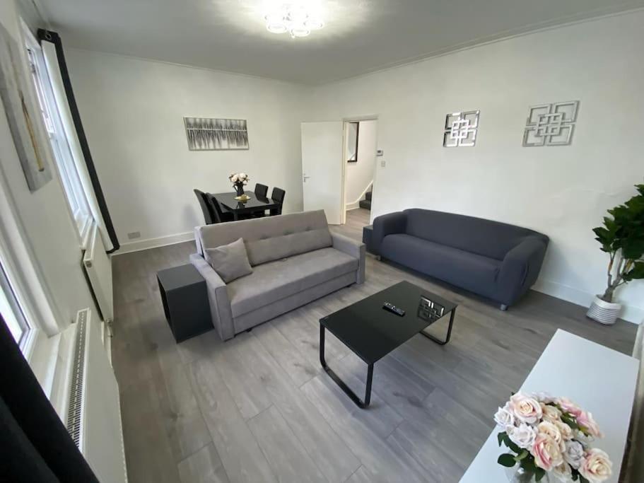 2 Bedroom Flat In Apartment