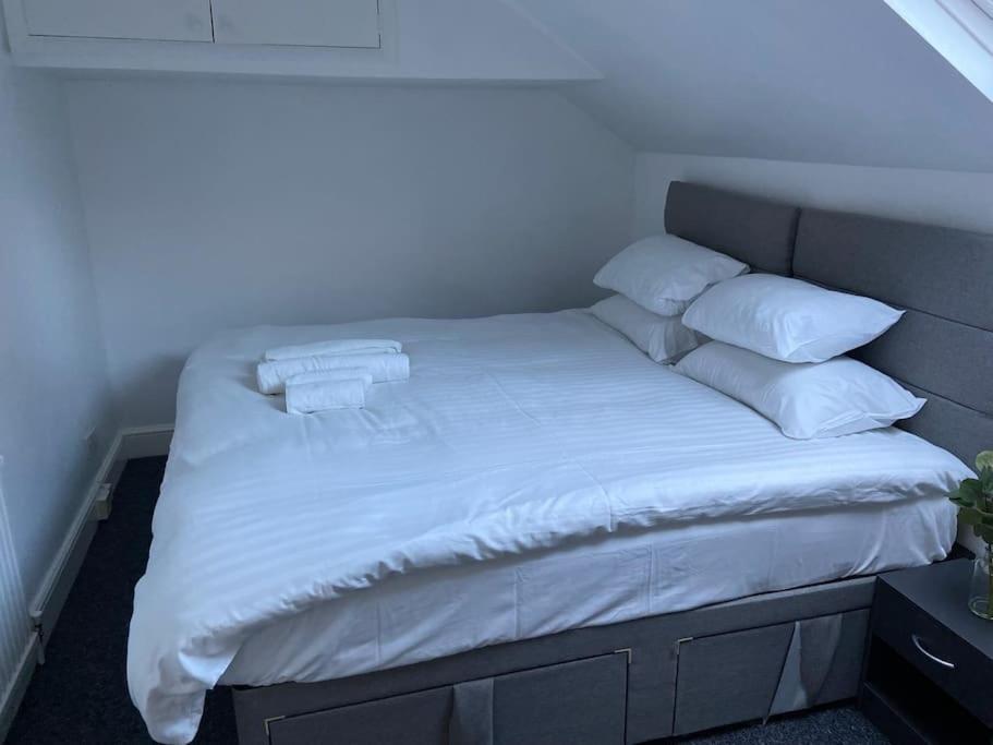 2 Bedroom Flat In Apartment