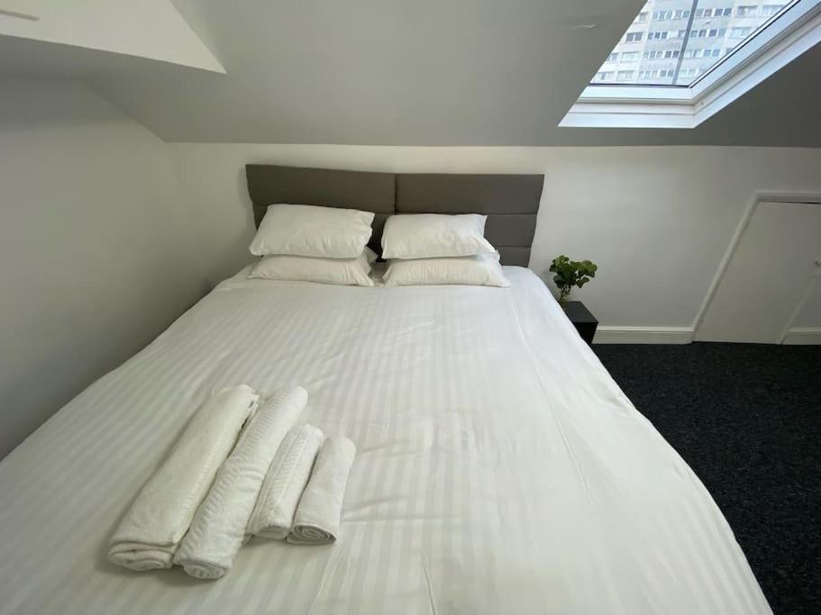 2 Bedroom Flat In Apartment London