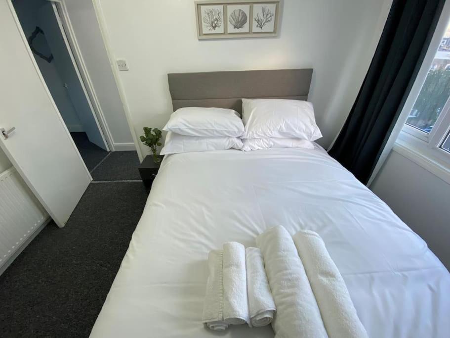 2 Bedroom Flat In Apartment London