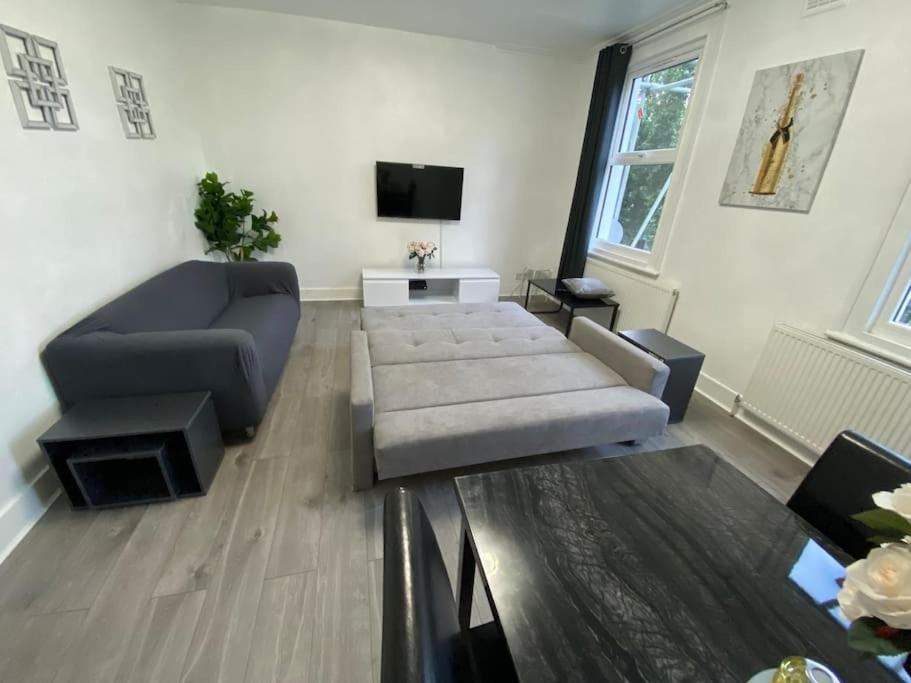2 Bedroom Flat In London
