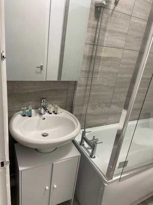 Apartment 2 Bedroom Flat In London