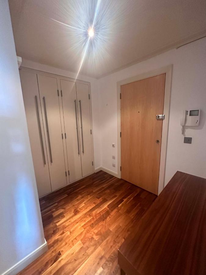 New Two Bedroom With Balcony * Londres