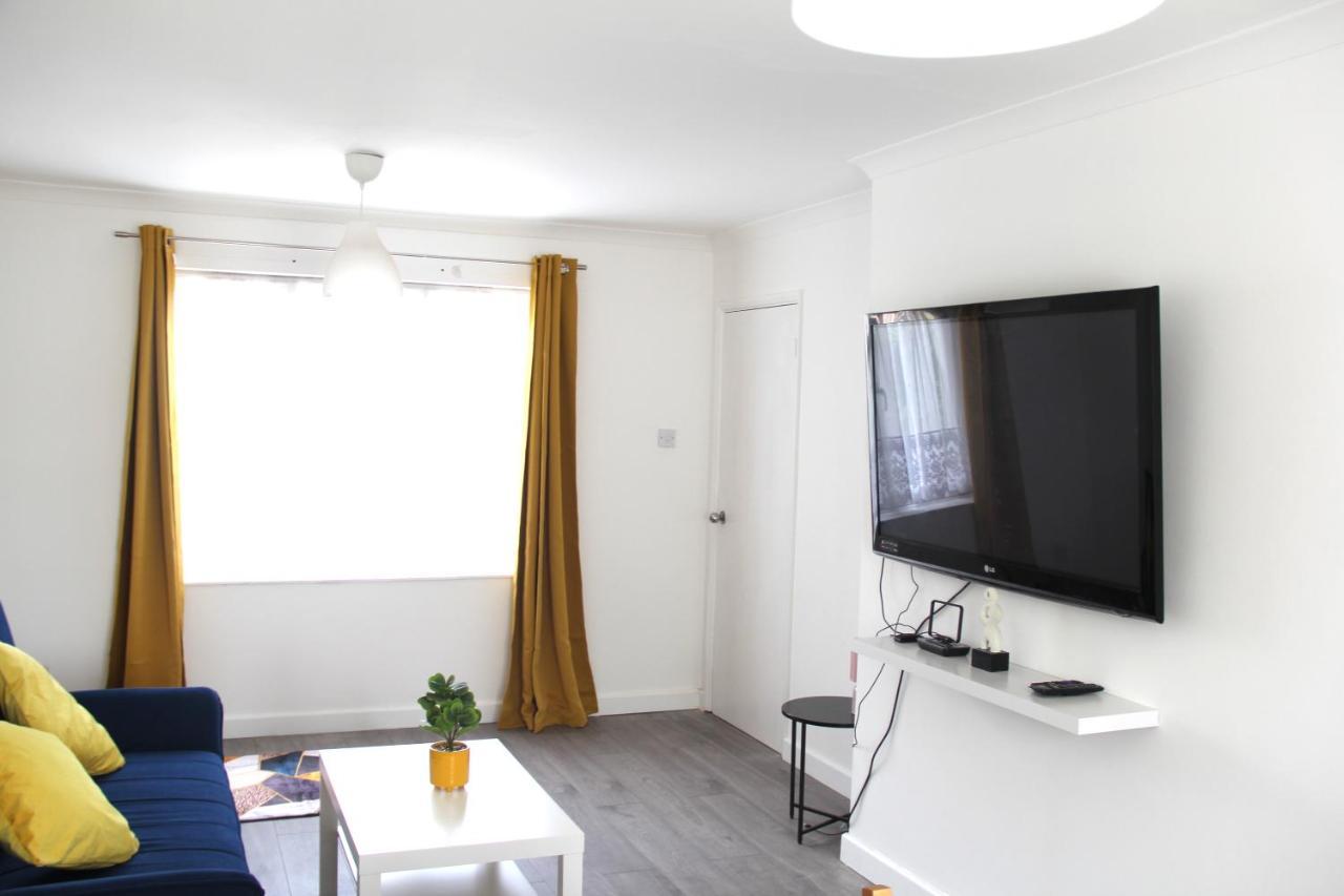 Coolfin House-close To Excel, Contractors, Relocators, Paid Parking Holiday home *