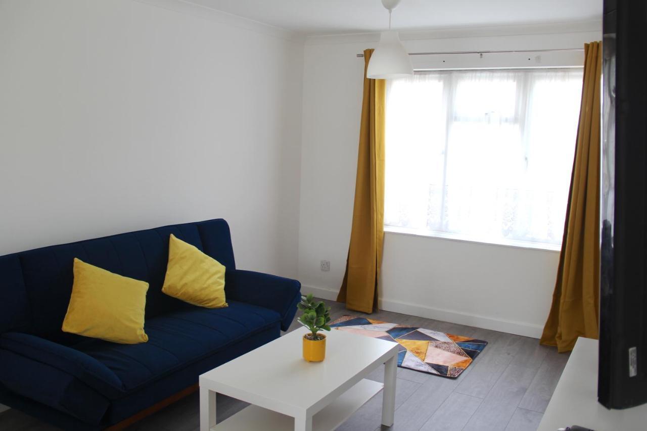 Holiday home Coolfin House-close To Excel, Contractors, Relocators, Paid Parking London