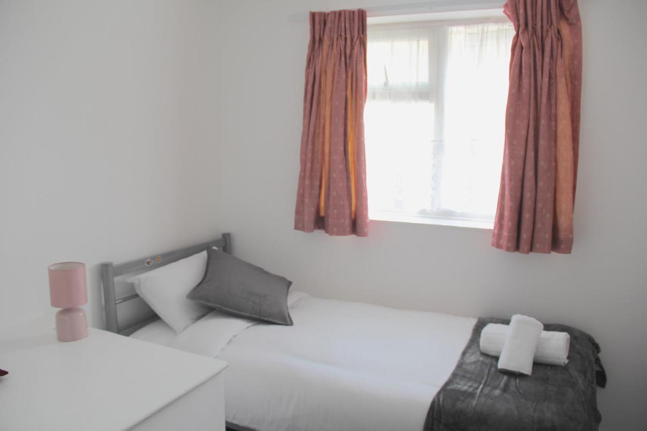 Coolfin House-close To Excel, Contractors, Relocators, Paid Parking * London