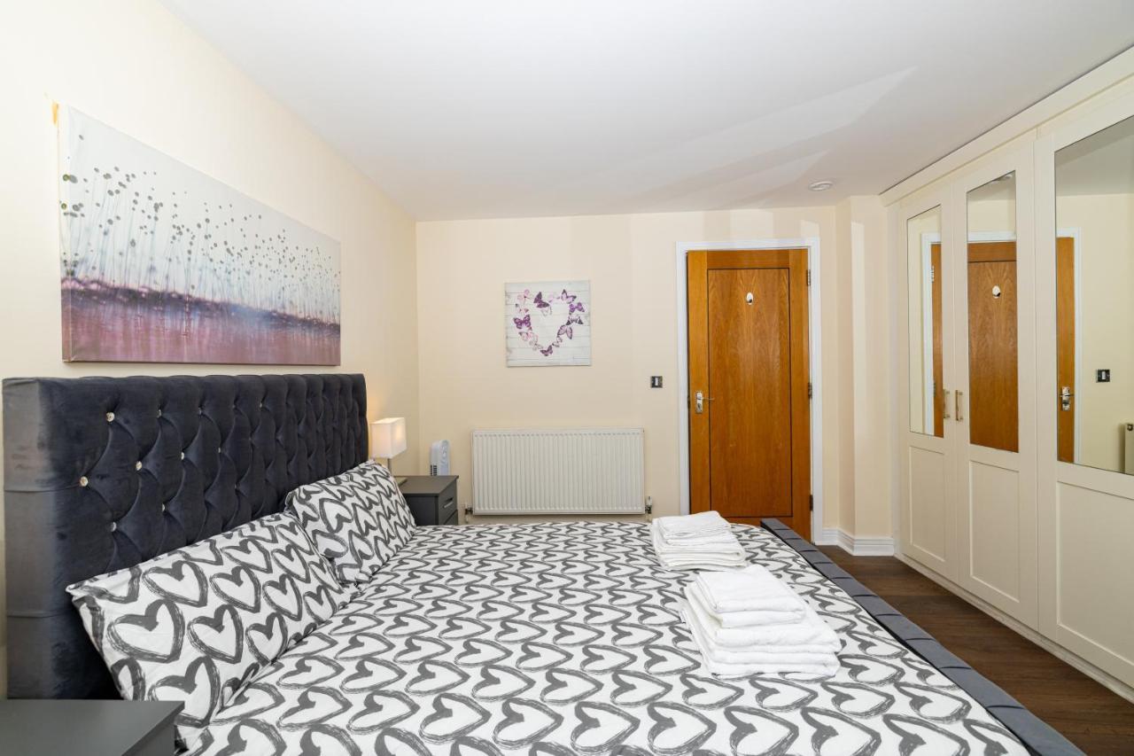 Two Bed Near Canary Wharf Apartment *