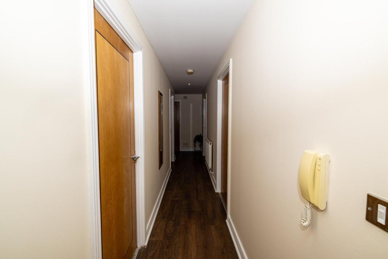 Two Bed Near Canary Wharf Apartment *