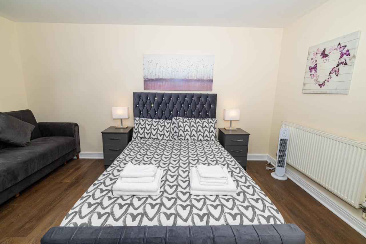 Two Bed Near Canary Wharf Apartment *