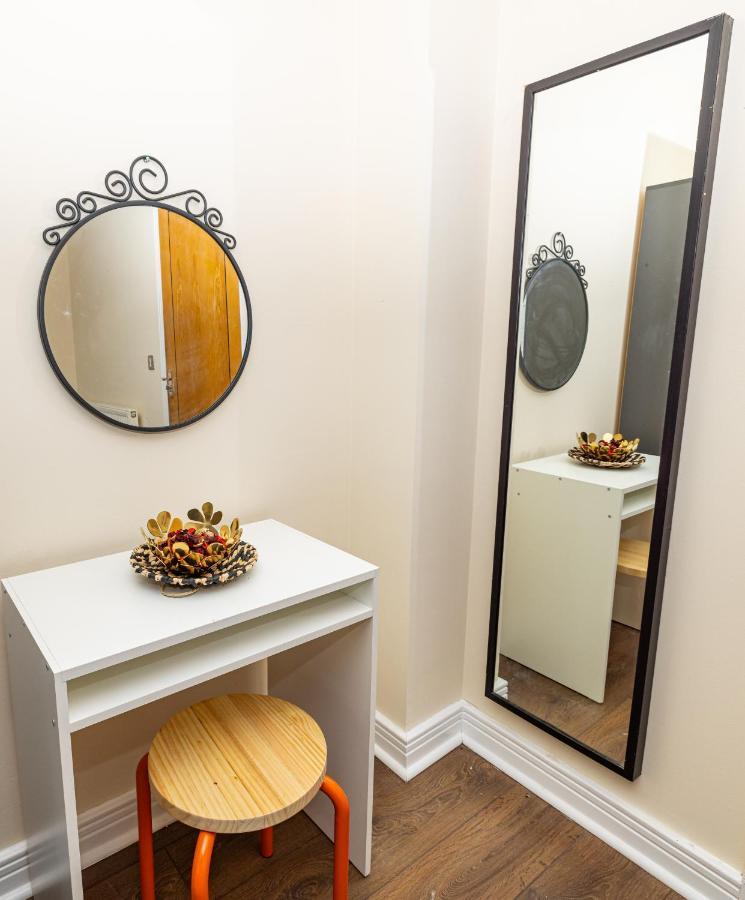 Apartment Two Bed Near Canary Wharf London