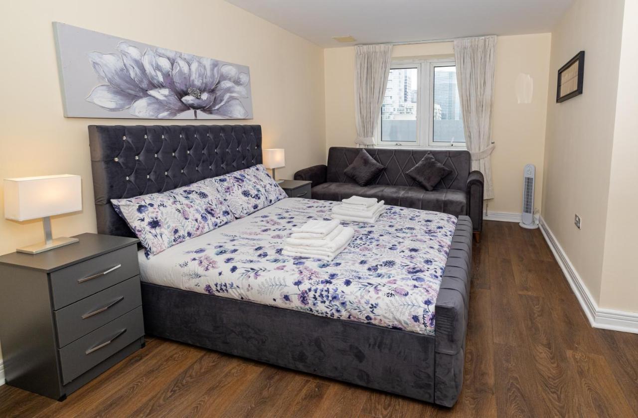 Two Bed Near Canary Wharf * London