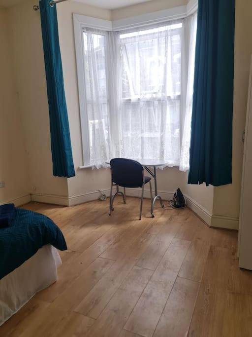 Spacious One Bedroom * London