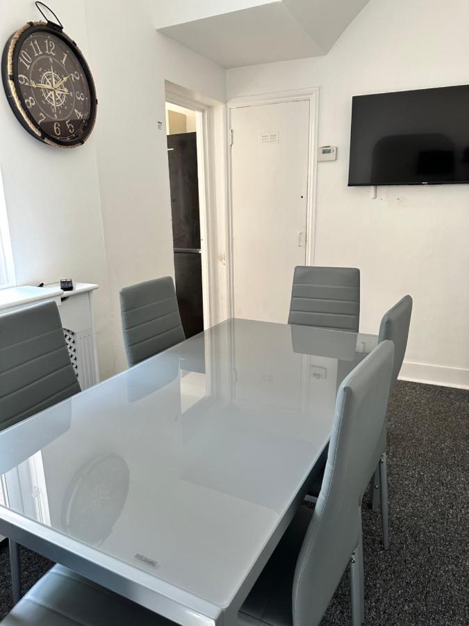 Holiday home 3 Bedroom House With Garden In Tottenham *