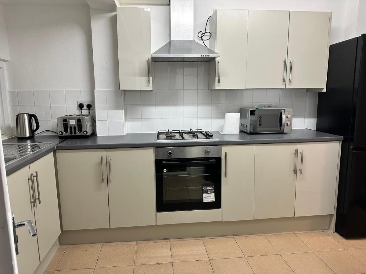 3 Bedroom House With Garden In Tottenham London