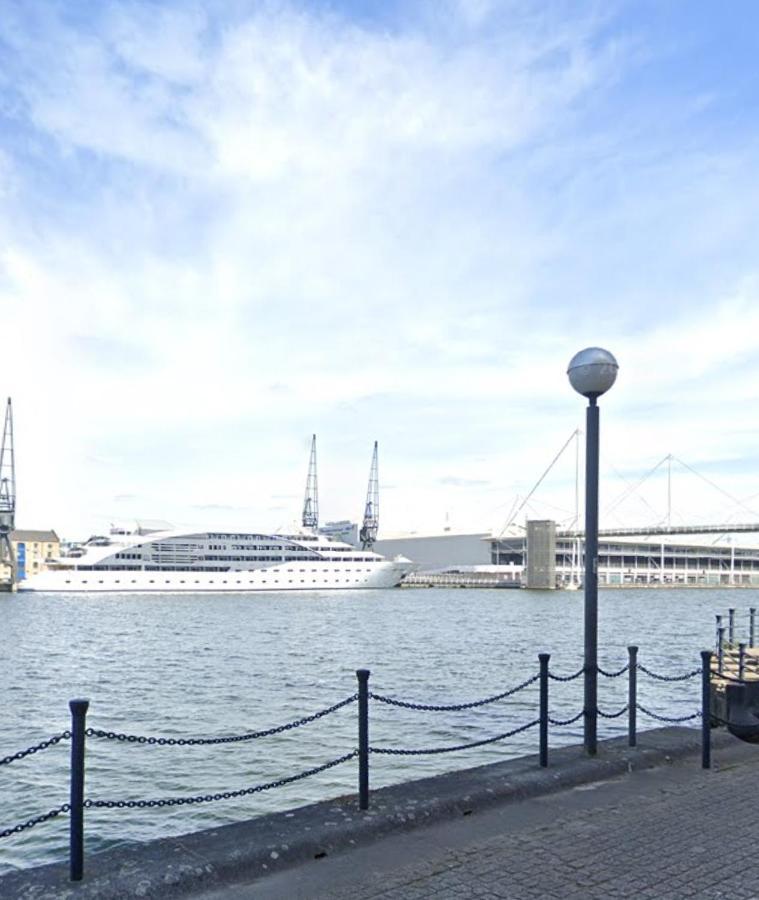Apartment Luxury Riverview Apartment: Excel & Canary Wharf Proximity London