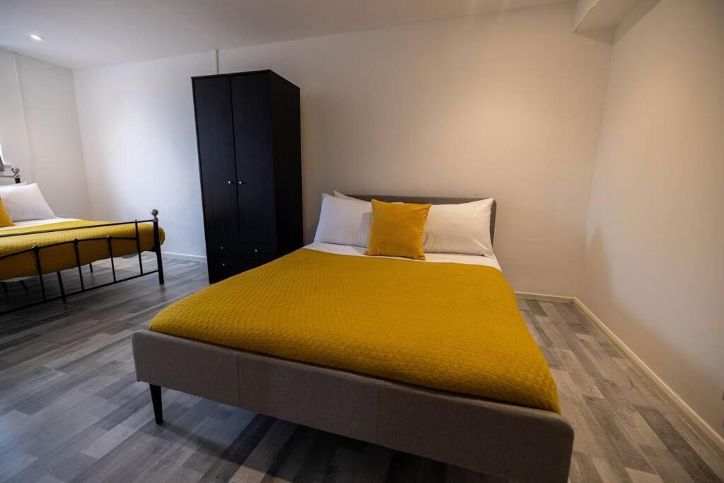 3 Bedrooms Flat -wifi-freeparking-babycot-15min To Pepys Park * London