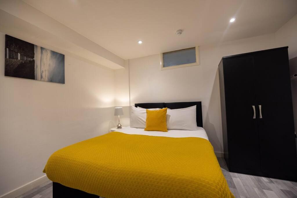 3 Bedrooms Flat -wifi-freeparking-babycot-15min To Pepys Park Apartment London