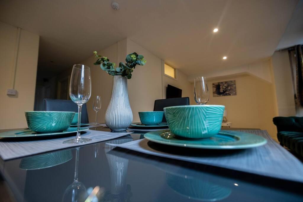 Apartment 3 Bedrooms Flat -wifi-freeparking-babycot-15min To Pepys Park London
