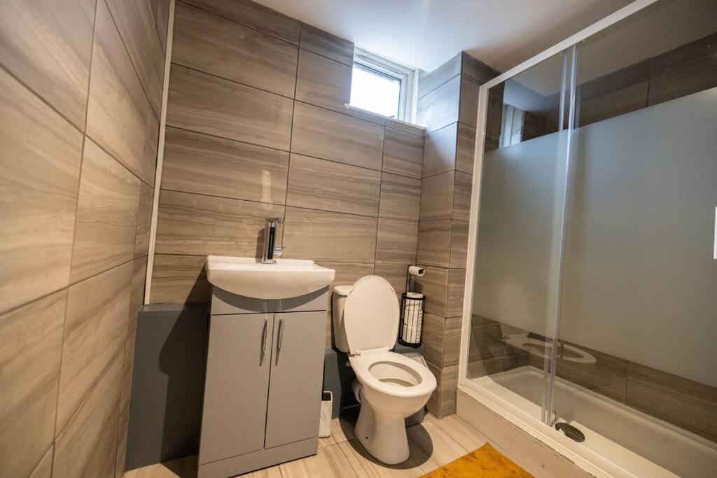 3 Bedrooms Flat -wifi-freeparking-babycot-15min To Pepys Park London