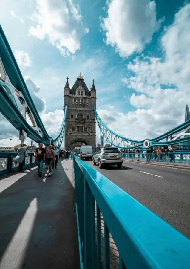 Apartment New Tower Bridge , Canada Water 2 Bedroom Flat With A View *