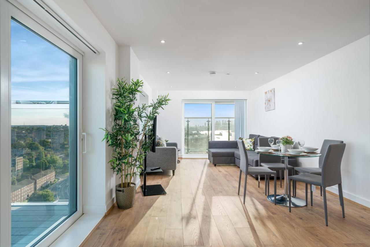 Skyvillion: Riverside With Views Apartment