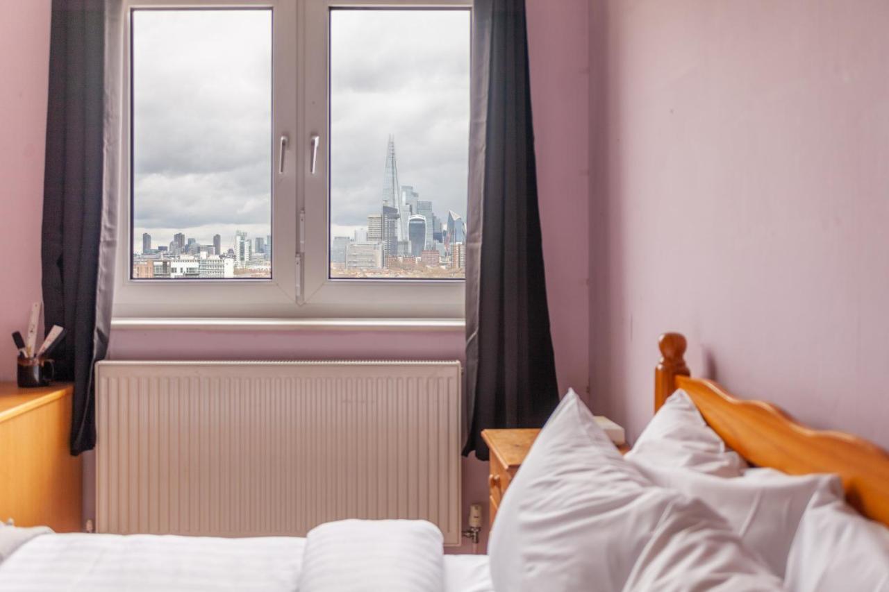 Modern Flat Wbalcony & View, East Apartment London