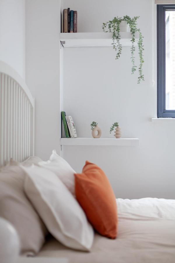 Arte Stays: Nordic Minimalist Flat Near Hackney Downs Apartment