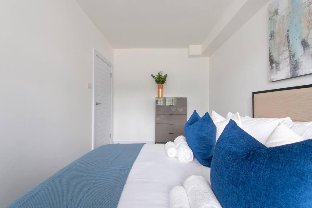 Apartment 2 Bedroom Modern Urban Sanctuary 1cc - Cherrydeal *