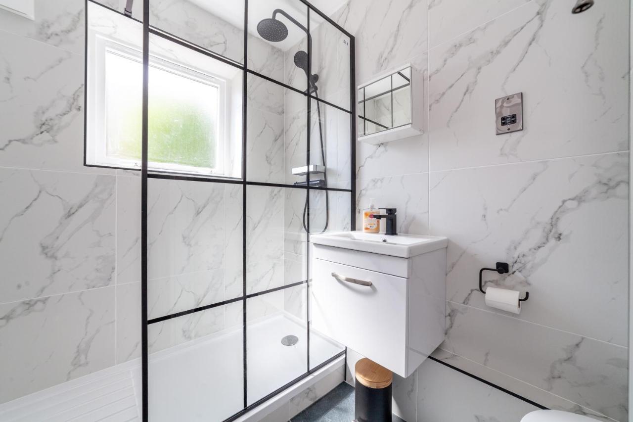 Newly Refurbished 2br Flat Near Excel Centre * London