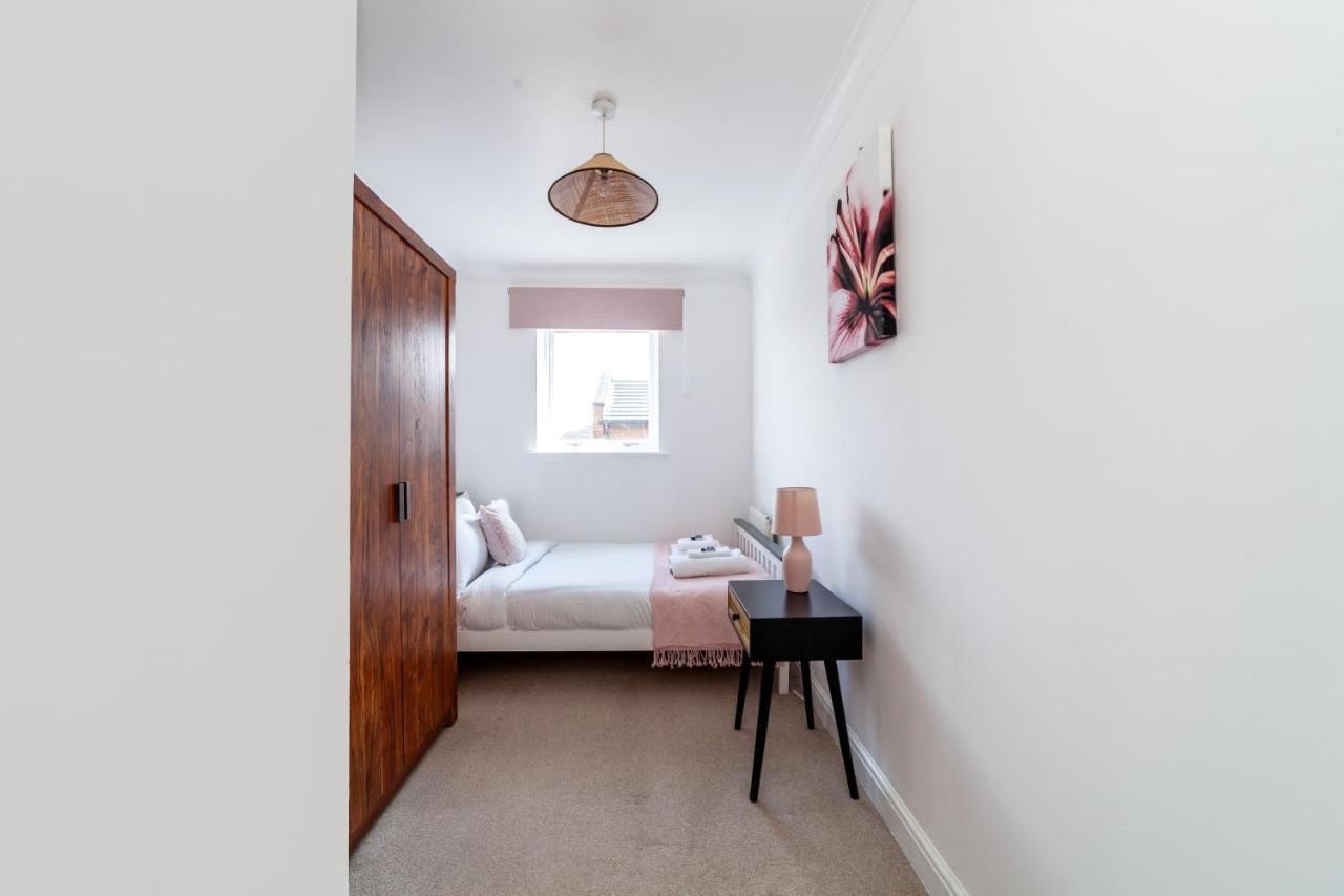 Newly Refurbished 2br Flat Near Excel Centre Apartment London