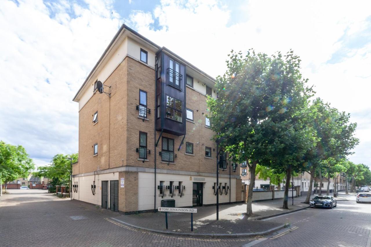Newly Refurbished 2br Flat Near Excel Centre London