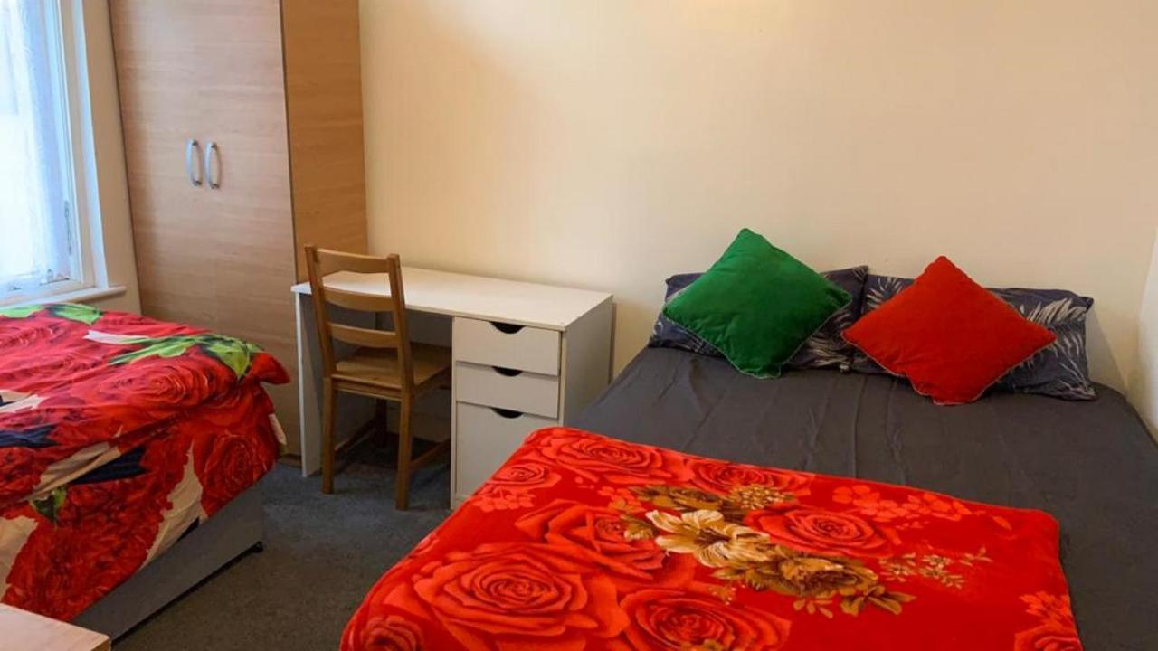Guest house Luxury Extra Large Double Bedroom Near The St Street