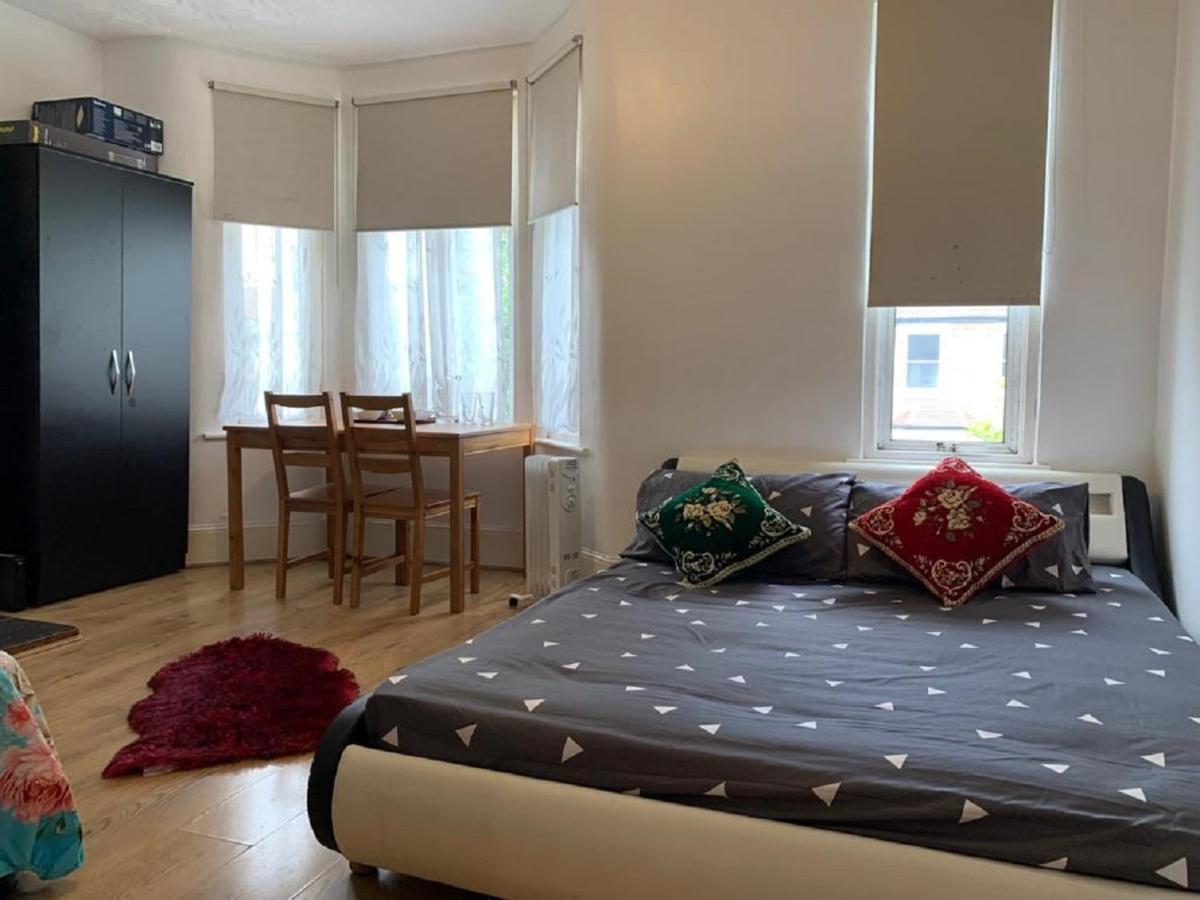 Guest house Luxury Extra Large Double Bedroom Near The St Street