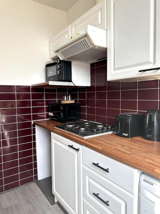 Stunning 2-bed Near London. Apartment *