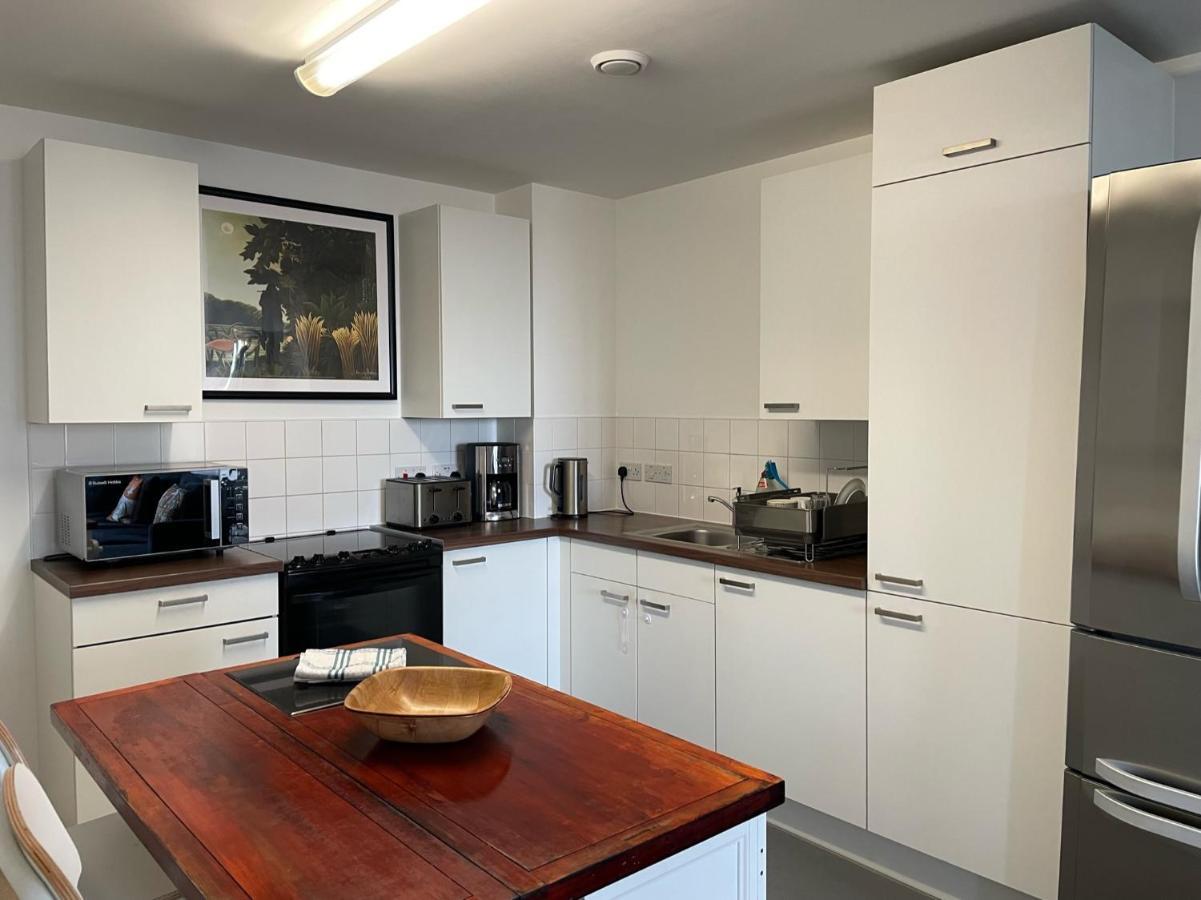 Spacious Flat In Manor House, * London