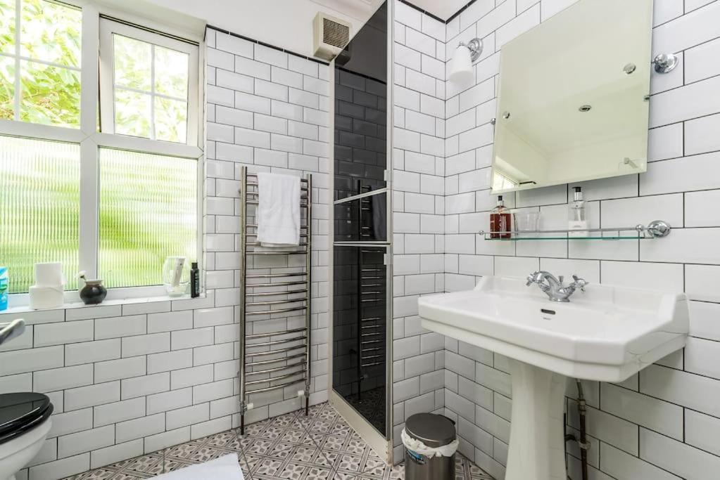 Modern 2-bed Flat Near Tube In Vibrant Brixton Apartment