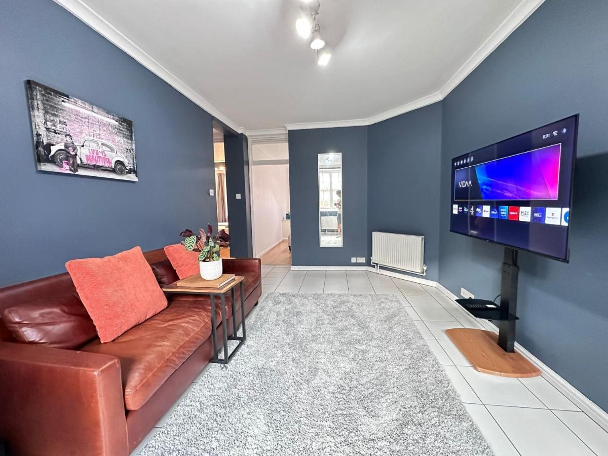 Apartment Suave Luxury Apartment, Sleeps Five, In The Heart Of London, Minutes From Kings Cross Station And The Brunswick Shopping Centre London