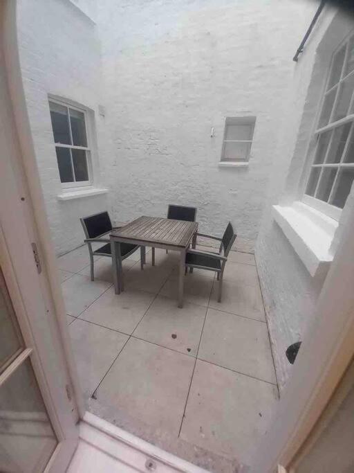 Lovely Flat In Baker Street Apartment *